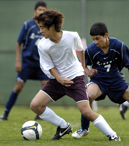 GHS_LHS_DSC0668b Midfielder Jin Hyun changes direction quickly to evade a Liberty defender during the Tide's 1-0 victory.