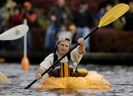 GPR09_DSC7529b Brett Savage, a giant pumpkin grower from McMinnville, Oregon, leads the pack during the growers's race of the West Coast Giant Pumpkin Regatta. Brett never looked back as he paddled to his second consecutive victory after winning the growers' race last year.