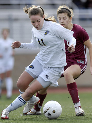 BHS_SHS_DSC6292b Erika Whitehurst (11) of Bend makes a quick turn to free herself from the pressure of Sherwood's Alezandra Teesdale (behind).