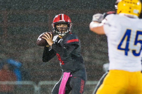 Oregon City quarterback Dequahn Dennis-Lee throws to wide receiver Teron Bradford in the final minute of the first quarter.